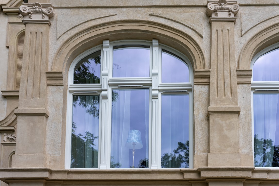 Kasteel-witte-houten-ramen